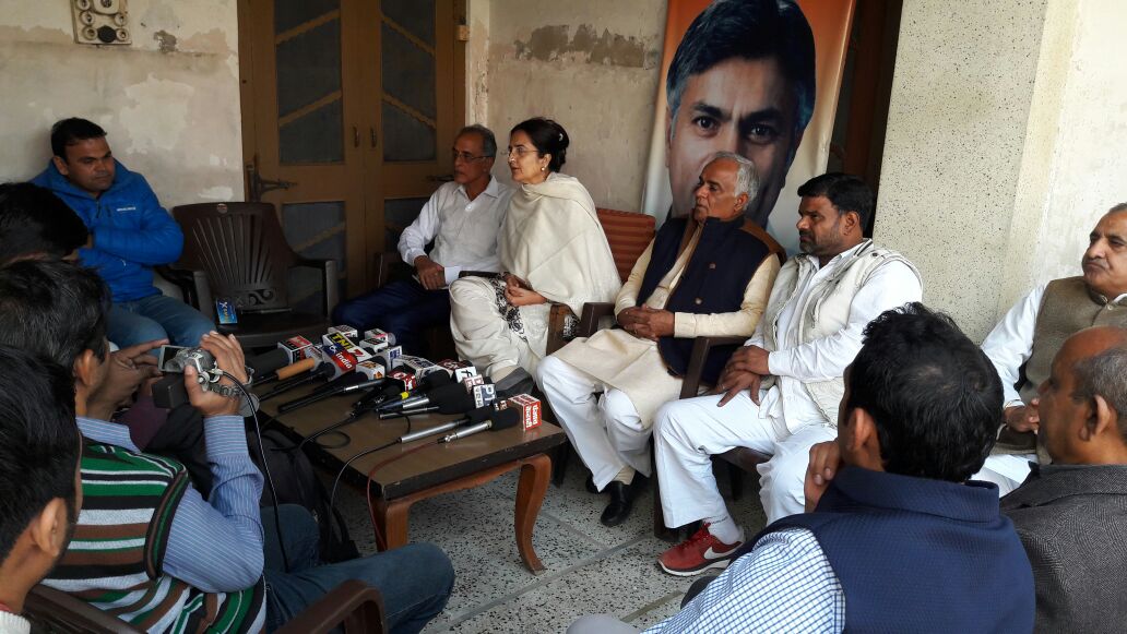 kiranchoudhry55's tweet image. भिवानी स्थित कोठी पर पत्रकारों को संबोधित करते हुए। इस दौरान पत्रकारों को संबोधित करते हुए बताया की नोट बंदी पर पूरे देश को बरगलाया गया है