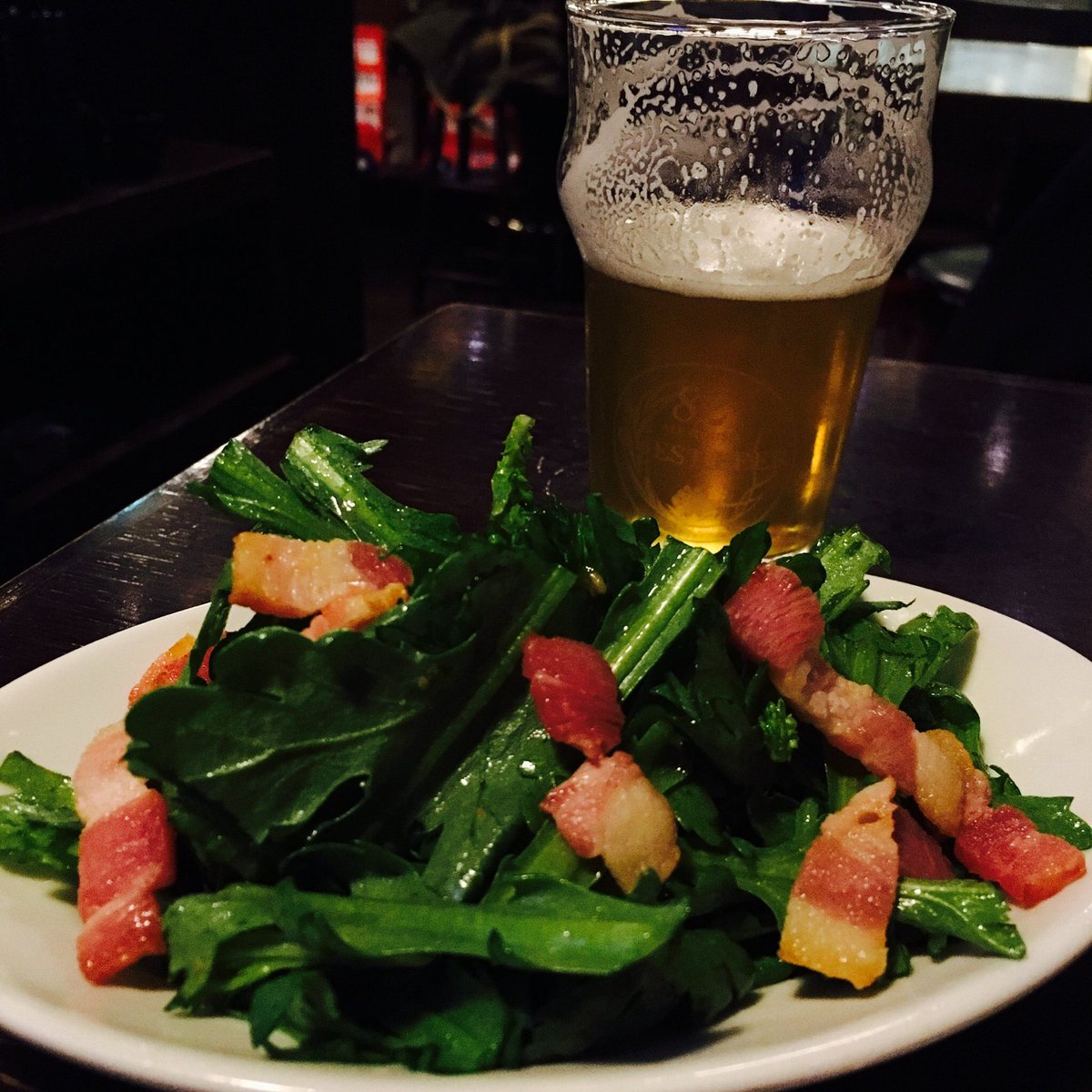 HUB_82's tweet photo. 季節メニューはもう試されましたか？？82の季節メニュー『ビールに合う！春菊サラダ』はとぉ～ってもビールにあいます！（＾▽＾）ぜひお試しください☆HUBの『イベリコ豚ベーコンのグラタンピザ』も食べごたえ抜群！その他美味しいメニューを食べにぜひどうぞ～☆　#hub #pub82 https://t.co/5kFaldi506