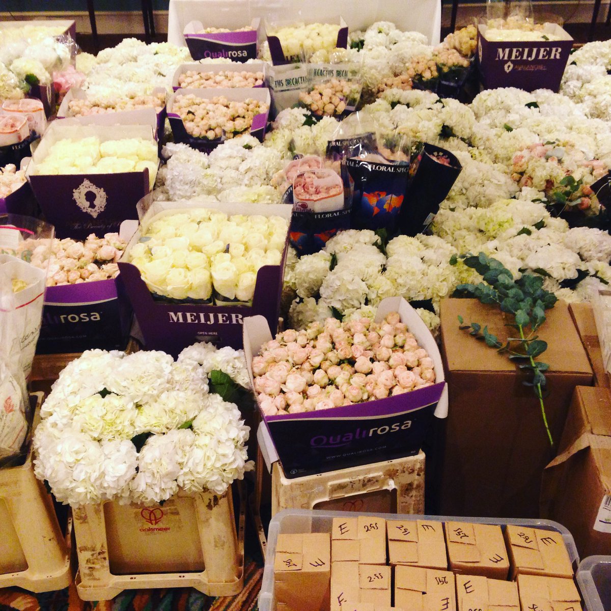 SandemanEvents's tweet image. Flowers galore in preparation for an Arabian Engagement  #engagement #party #eventplanners