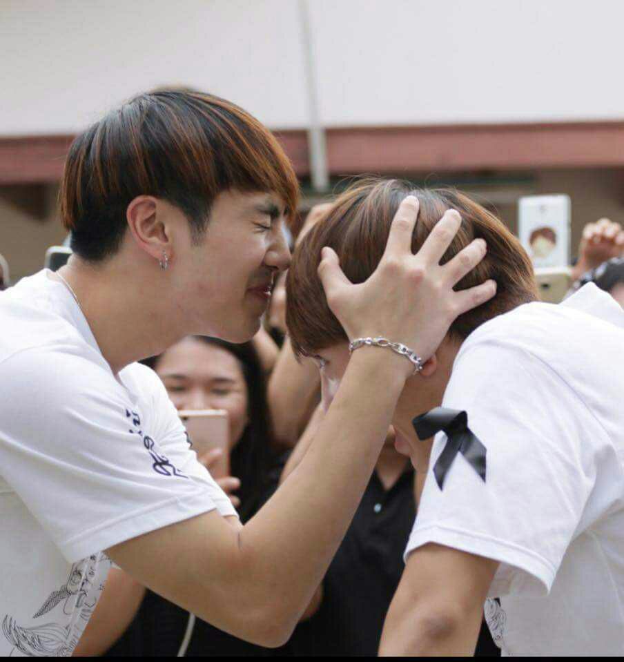 PratiwiGini's tweet photo. ขอจูบใบหน้ากัปตันตลกมากเธอต้องการจูบ #whitewo #captainchonlathorn 5555 https://t.co/ycvUr2yvbS
