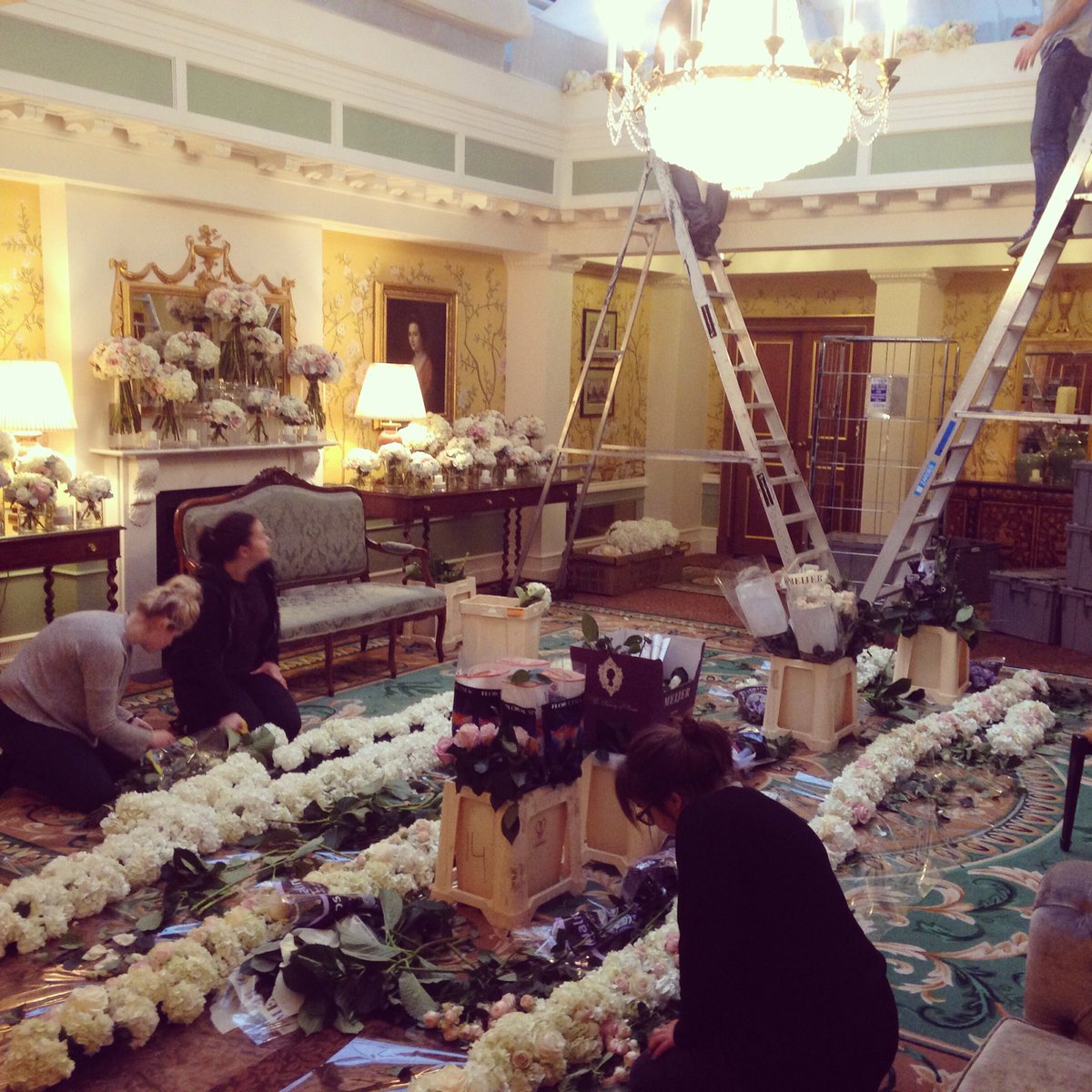 SandemanEvents's tweet image. Erecting the #flowergarland to the ceiling @TheLanesborough for an #Arabianengagement #eventplanners #flowerdesign