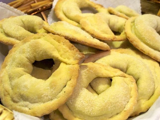 YourAbruzzo's tweet photo. #Tarallucci #scrippelle o #caggionetti: qual è il vostro #dolce #natalizio #abruzzese preferito?
#Abruzzo #turismo #tastyabruzzo https://t.co/LteHxmlFgp