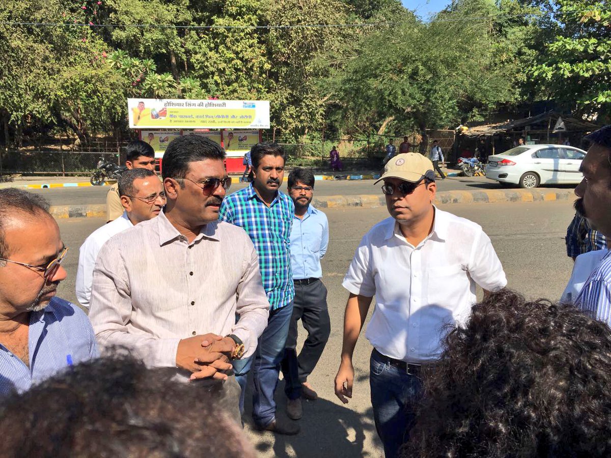 PratapSarnaik's tweet photo. Inspection of ghats at Upvan lake with Thane Guardian minister @mieknathshinde and MC Sanjeev jaiswal. https://t.co/q7i8KKR7Bl