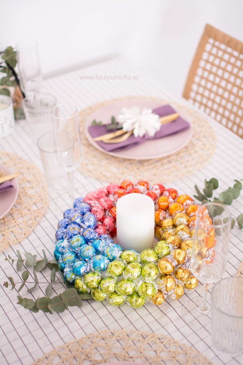 ¿Sabes de qué está hecha esta corona? ¡Mira qué detalle tan original puedes crear con tus propias manos! facilysencillo.es/2016/12/corona… #LindorDIY