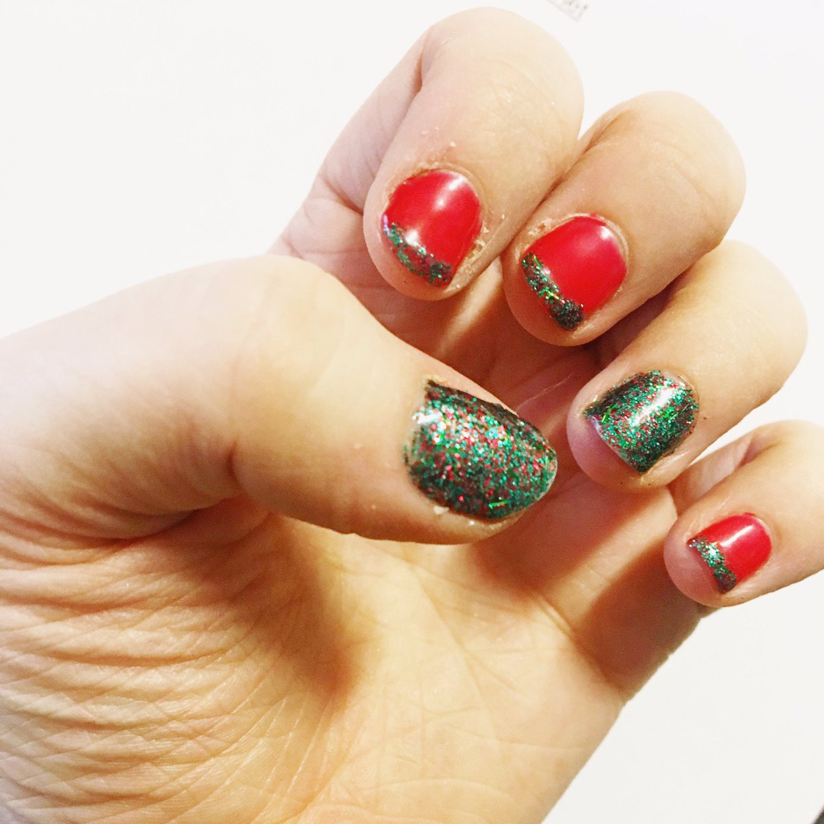Peach3067's tweet image. Christmas manicure :) #manicure #diygelnails #bloggers #bbloggers