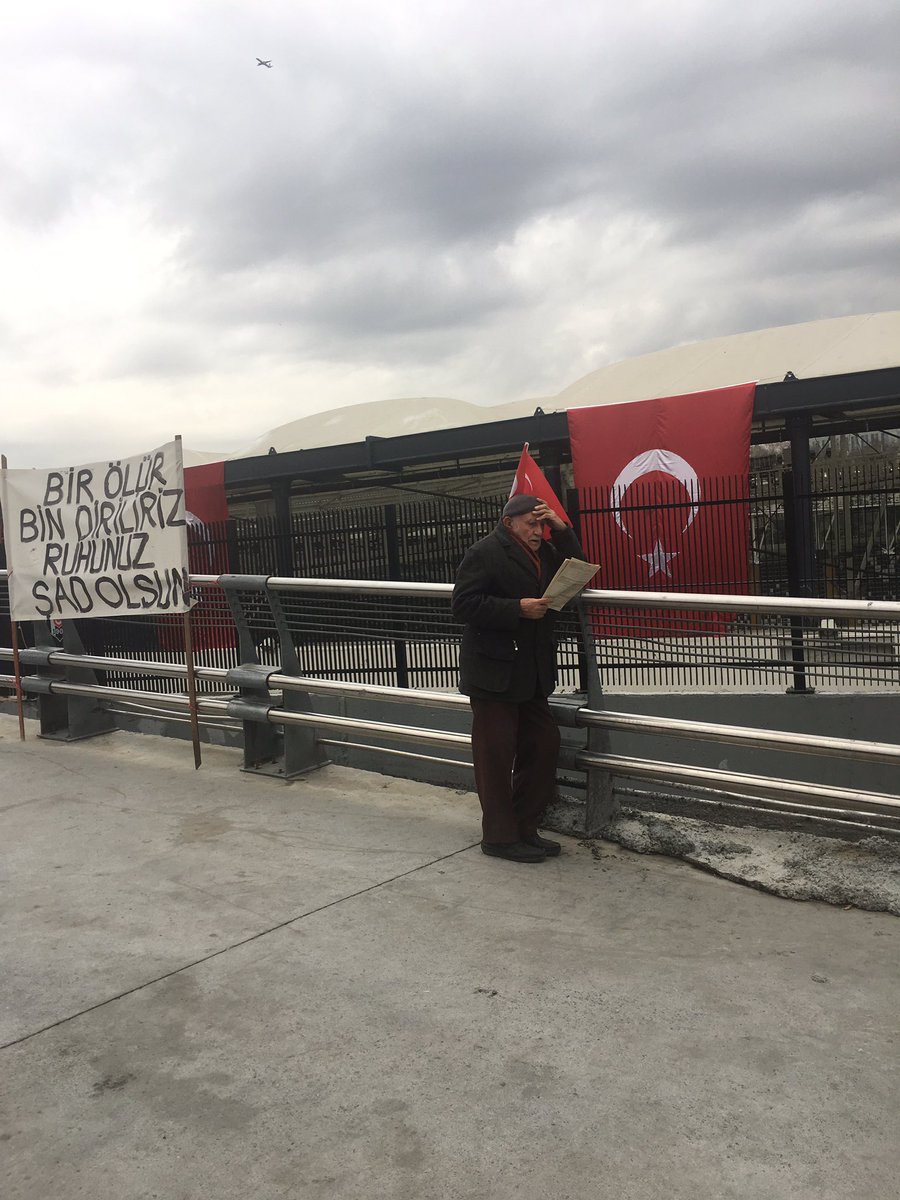 Sinek_2's tweet photo. Gercek, samimi sevgi. Tek basina yasin okuyor https://t.co/hrmmxv2PoX