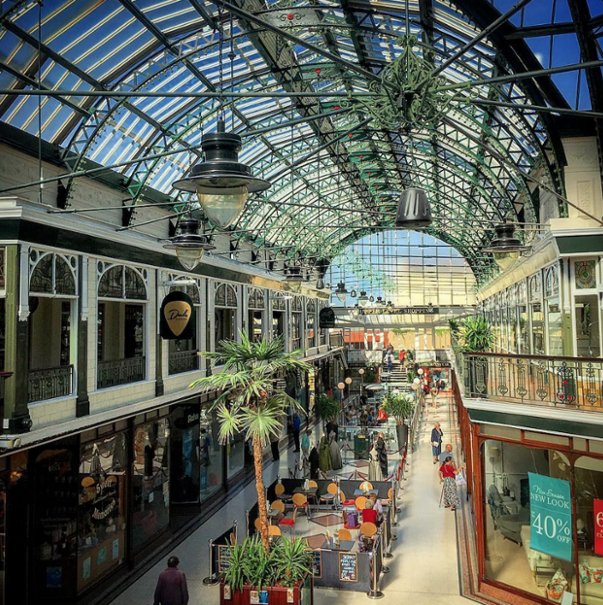 This Christmas, we'd love it if everyone could support local businesses! 
There's nothing better than watching customers visit the arcade.
