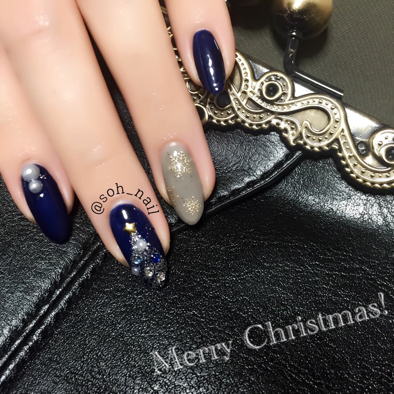 Soh ネイル垢 New My Nail クリスマスネイルにしてみました 中指にクリスマスツリー ネイビーとスモーキーグレーで寒色系 雪の結晶がキラキラ お気に入りのがま口バックと共に撮影 笑 セルフネイル ジェルネイル クリスマスネイル