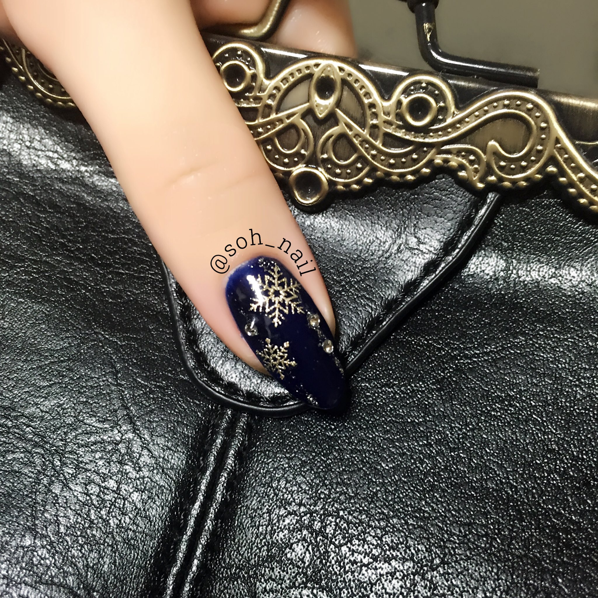 Soh ネイル垢 New My Nail クリスマスネイルにしてみました 中指にクリスマスツリー ネイビーとスモーキーグレーで寒色系 雪の結晶がキラキラ お気に入りのがま口バックと共に撮影 笑 セルフネイル ジェルネイル クリスマスネイル