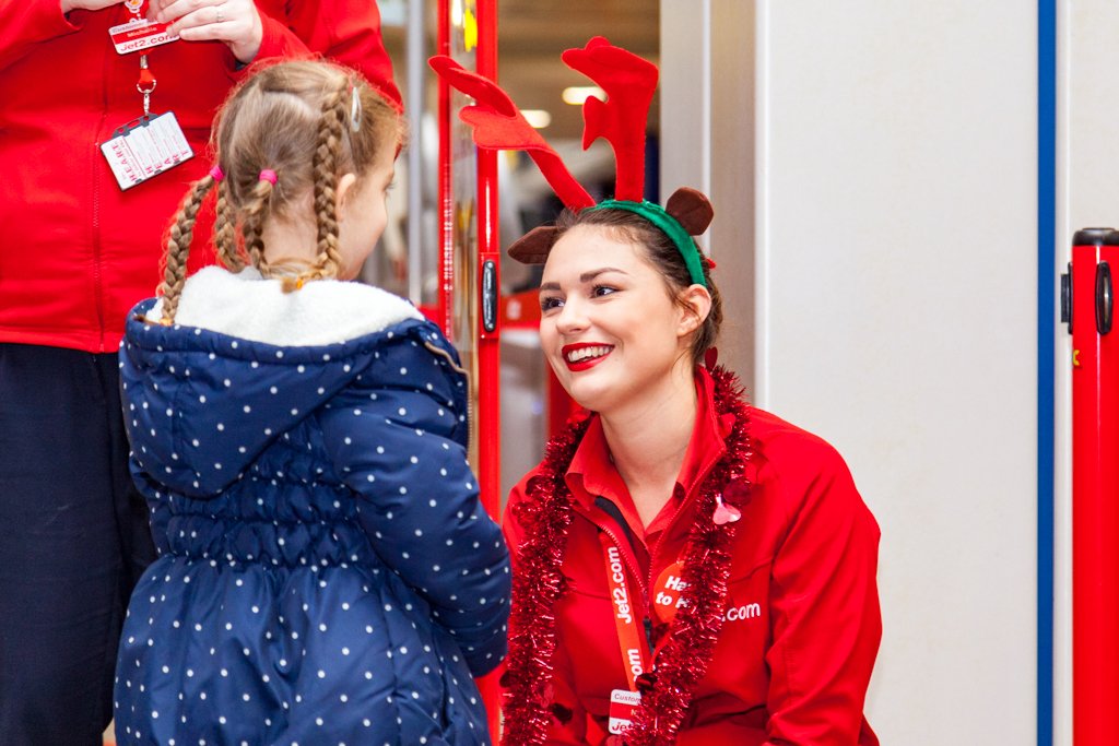 manairport's tweet image. We had a great time with @jet2tweets and @DayofSunshine1 on Sunday waving the children off on their flight to ‘Search for Santa’ 🎅🎄