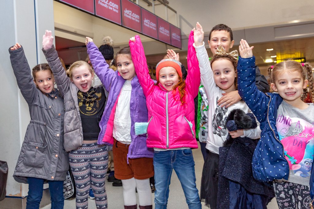 manairport's tweet image. We had a great time with @jet2tweets and @DayofSunshine1 on Sunday waving the children off on their flight to ‘Search for Santa’ 🎅🎄