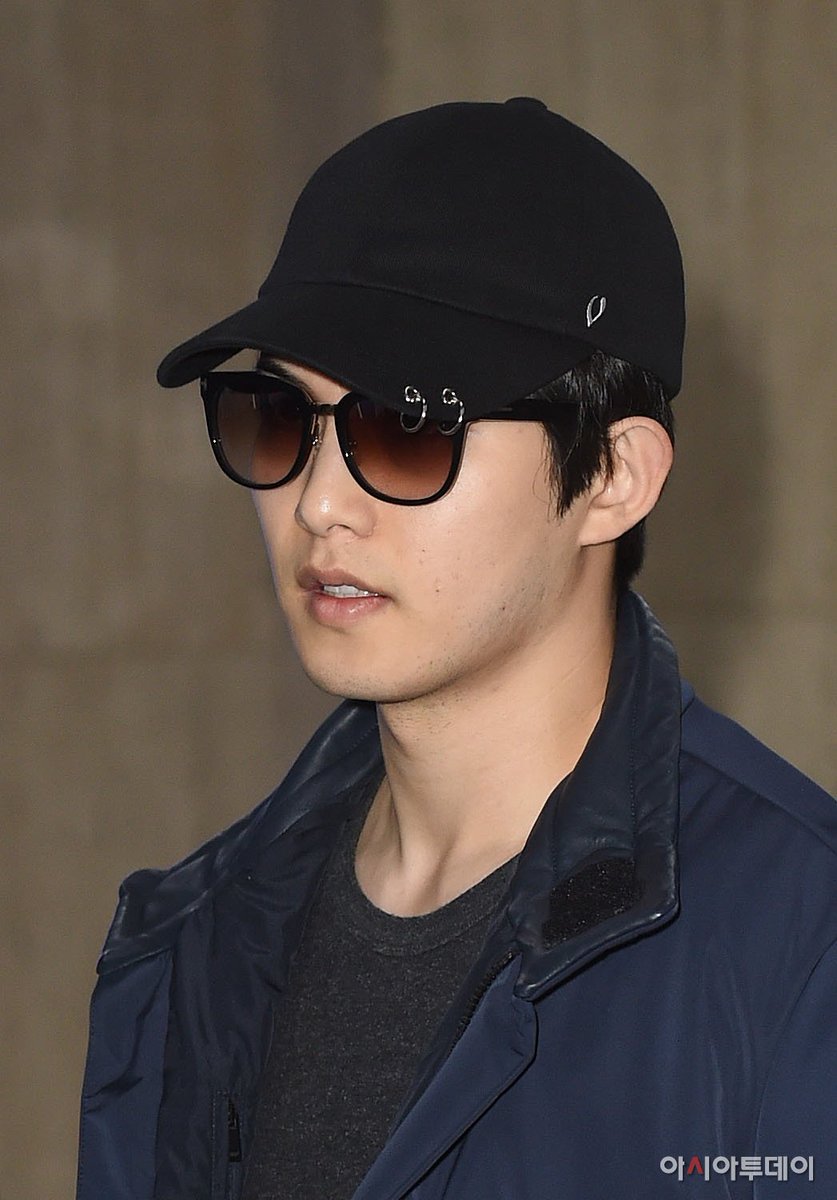Jonghyun wearing: VIBRATE BLACK LINE - TWIN RING BALL CAP (black) #cnblue  #jonghyun