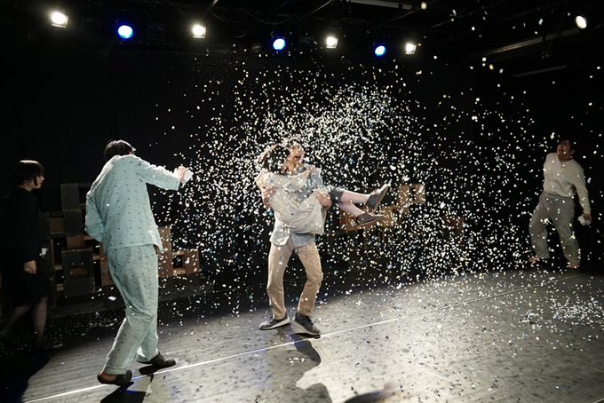 この演出に震えたし泣きそうになった。このシーンが１番好き。 RT @guizillen: 11 窓の外 https://t.co/OMBU6zNfTz<a class="tags" target="_blank" title="On Twitter" href="/?out=eyJ0eXAiOiJKV1QiLCJhbGciOiJIUzUxMiJ9.eyJpYXQiOjE3MjY4Nzc1OTYsImlzcyI6InR3cG9ybnN0YXJzLmNvbSIsIm5iZiI6MTcyNjg3NzU5NiwiZXhwIjoxNzU4NDEzNTk2LCJyZWRpcmVjdF91cmwiOiJodHRwczovL3R3aXR0ZXIuY29tL2d1aXppbGxlbiJ9.68C8djV7ejgxf9UDDmwzuYJTMkiqD7aZG9B7E6GK3Nz2v6fmswNJqTkULn2fQ0_BUdDA-WtKOpkwfDNVkHneRg">@guizillen</a>