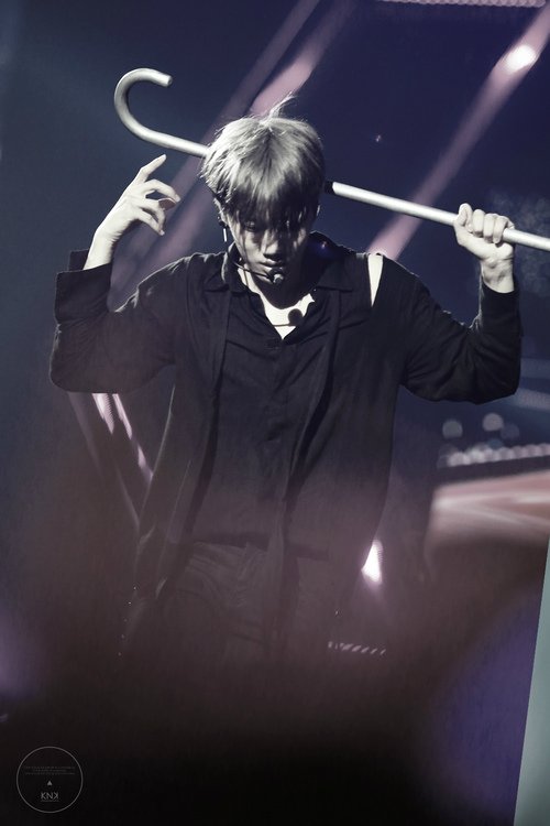 kimjipics's tweet photo. artificial love. https://t.co/1FuNcrszsK