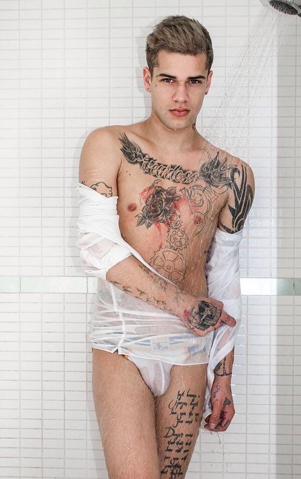 AngelSing261088's tweet photo. #ManCrushMonday is @ItsMickeyTaylor #MICKEYMONDAY #Misfits #dattass #tattoosgoals https://t.co/Qjb58IsM7i