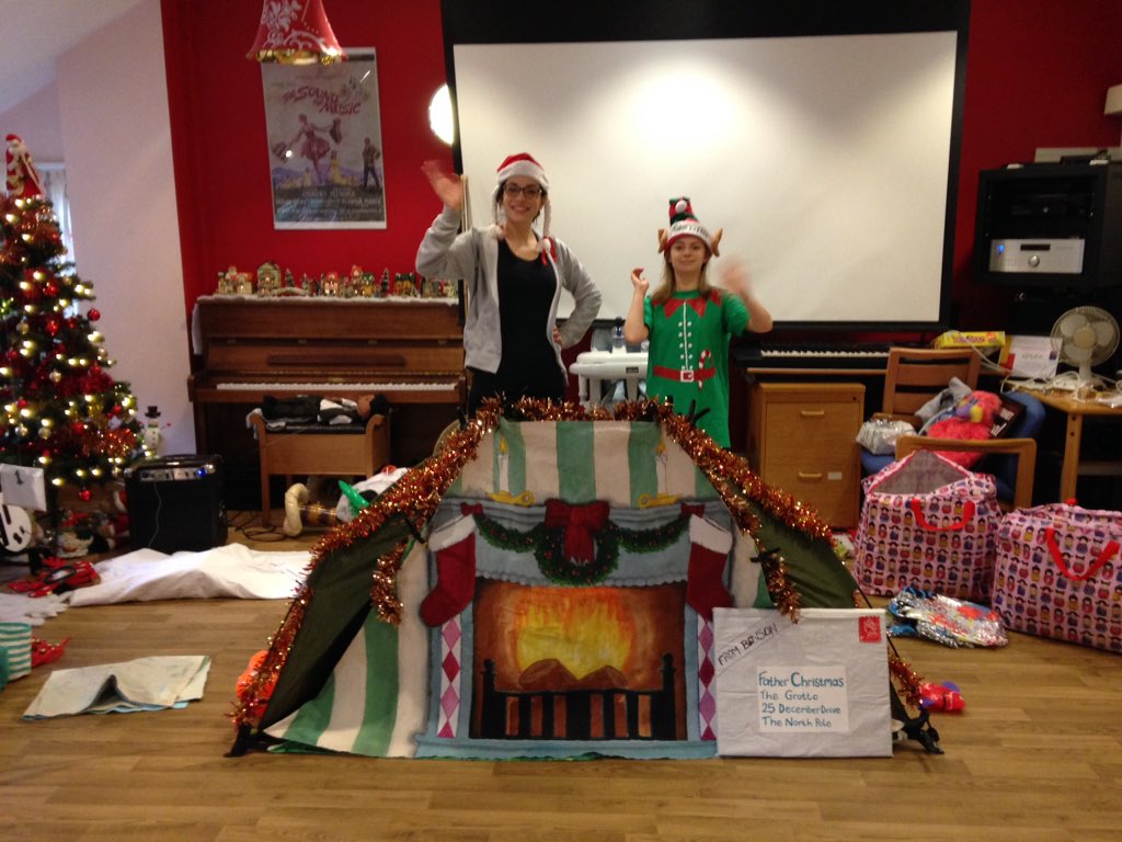 xmasforkids's tweet image. Fantastic morning with @AcornsHospice in the Black Country :) Amazing Christmassy atmosphere! #puppetpower #C4K2016