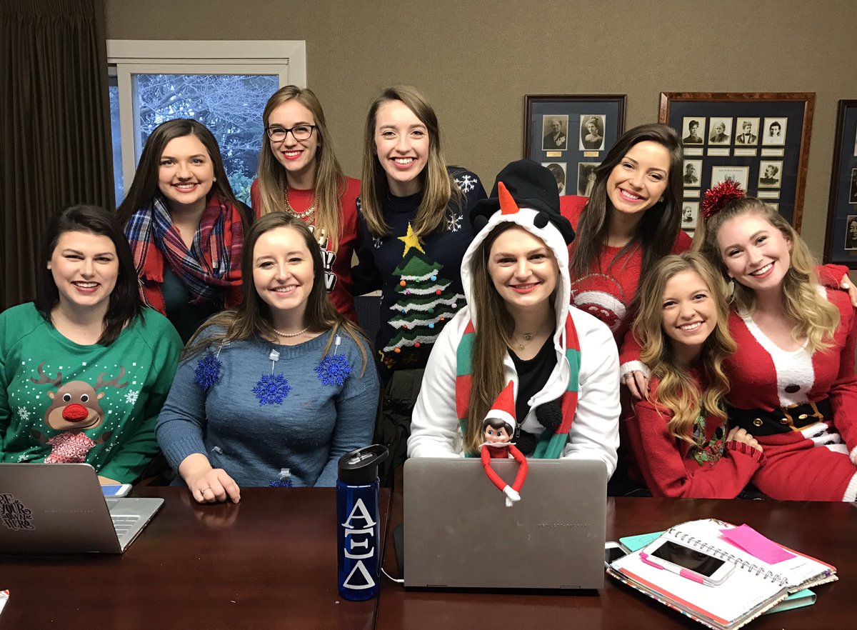 alphaxidelta's tweet image. @AXiDLC and Rosie are chilling at FHQ! 🌲❄️☃️