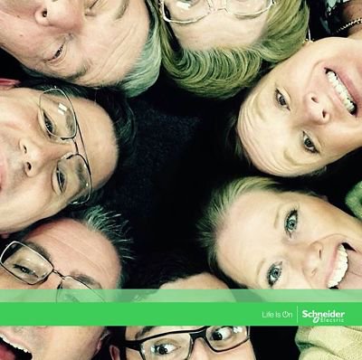 SE_Careers's tweet photo. Is this your favorite #SESelfie? Retweet to vote for Judy from Erlanger, KY! Vote each day until December 13! #LifeIsOn https://t.co/7wZuYDOWO1