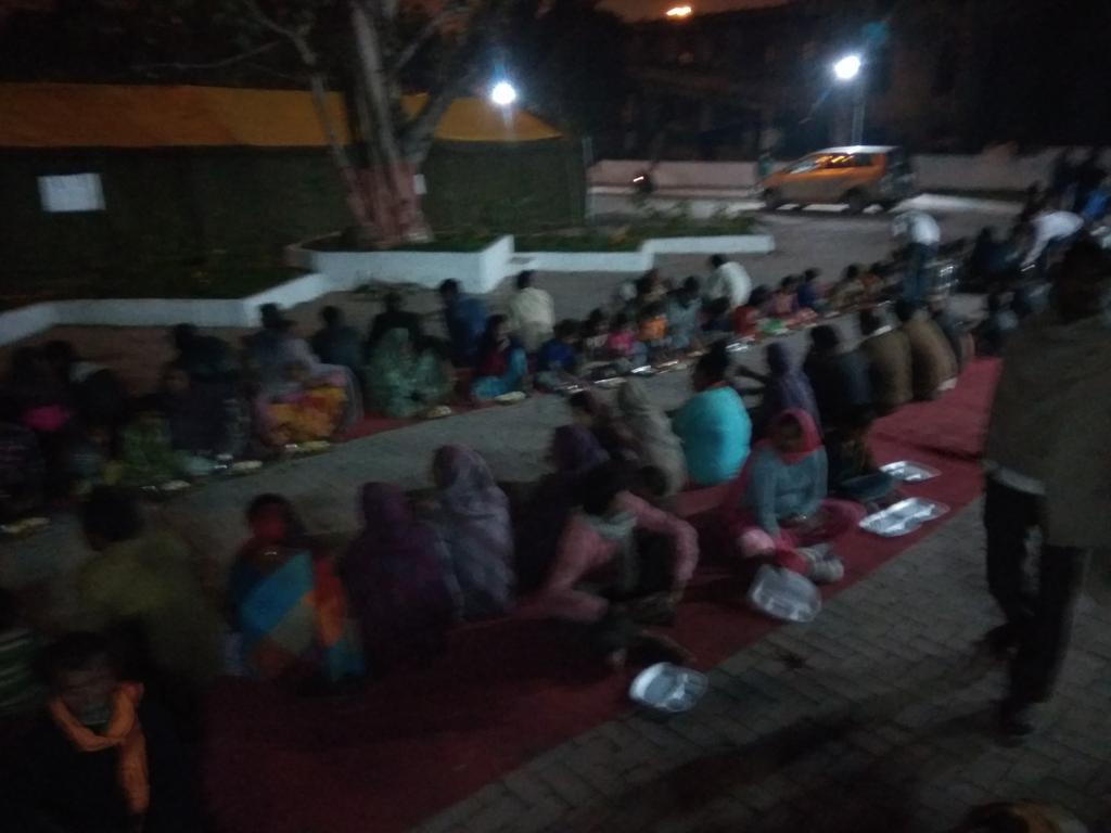 msisodia's tweet photo. दिल्ली सरकार के लंगरों का मकसद ऐसे लोगों को तीनों वक्त खाना उपलब्ध कराना है जिनका चूल्हा नोटबंदी की वजह से बंद हो गया है। 3/N https://t.co/oPRloxKWqg