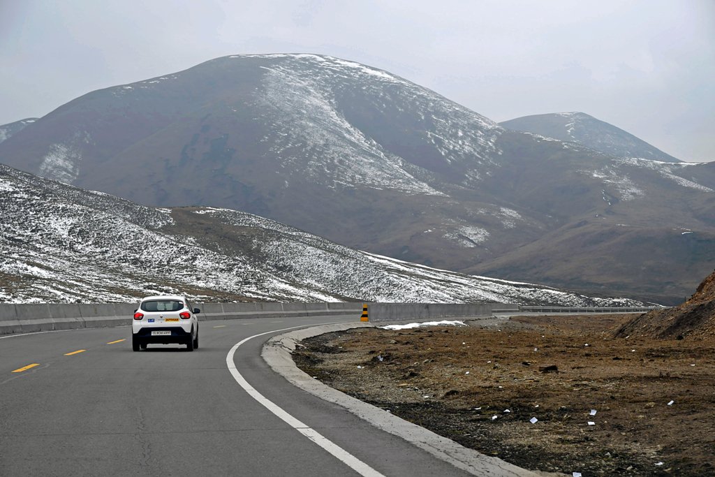 autocarindiamag's tweet photo. #KWIDdrive2Paris: And we get our first sign of snow! It’s a good thing we switched to those winter tyres when we did. #CEATtyres https://t.co/k1C3w9S0s9