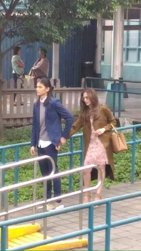 CrizJonOFC's tweet photo. HOLDING HANDS!! 😭😍

©©©©
JENGIL 1stTaping ForMLFTS https://t.co/m2ciZLuVRR
