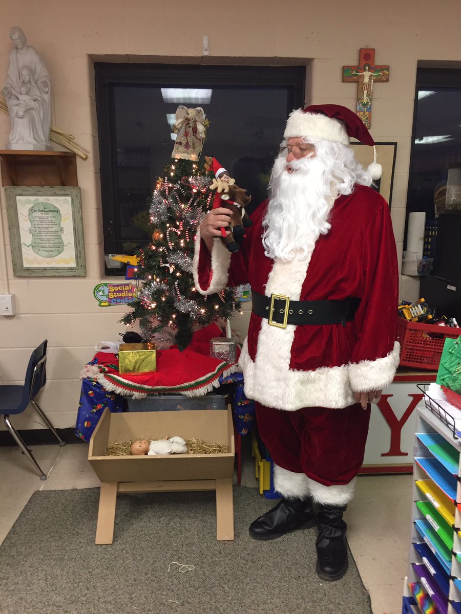 KellyShrode's tweet photo. Santa and Jingles discussing the wonderful KP kids. #coolcatholicschool #CelebrateMonday @KPKinderPals https://t.co/iD1UlTeLtr