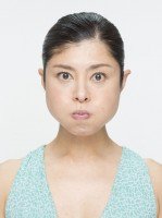 ほうれい線が目立つと、一気に老けて見えますよね。ほうれい線を内側からプッシュする「フグの顔」を日常に取り入れて、若々しい口元を取り戻しましょう。