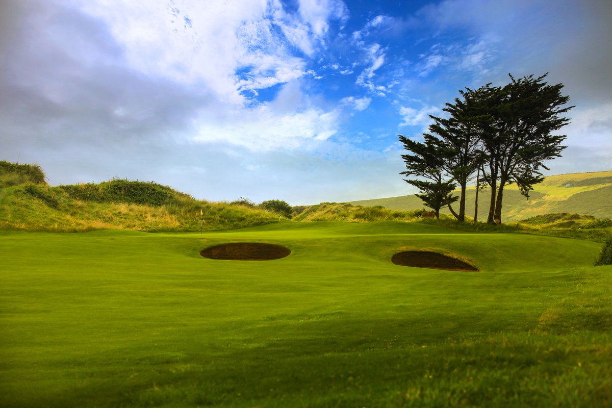 GolfTourEngland's tweet image. Sandy beaches, fossil cliffs, national parks and medieval towns. Oh, and there's golf too... @VisitDevon #DevonIsHeaven