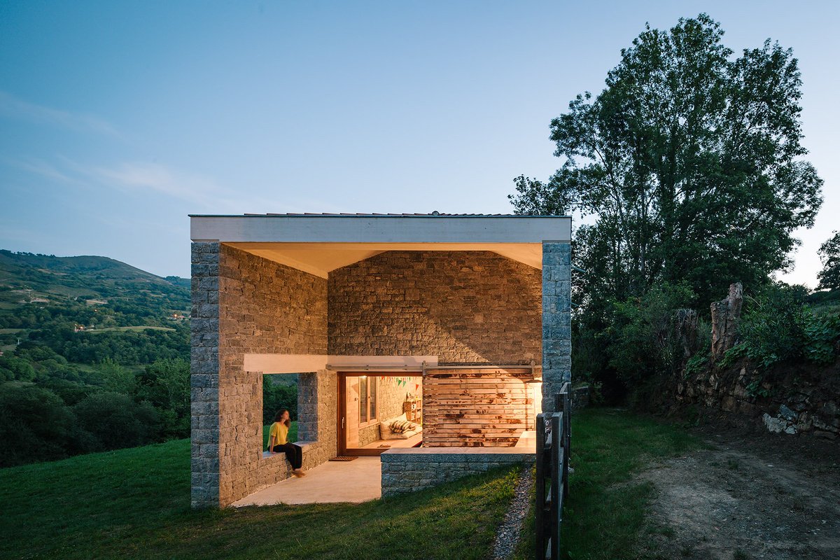 Architizer's tweet photo. Architects are finding new uses for old barns https://t.co/ZLlsJFO8xF https://t.co/NgDW36EdZR