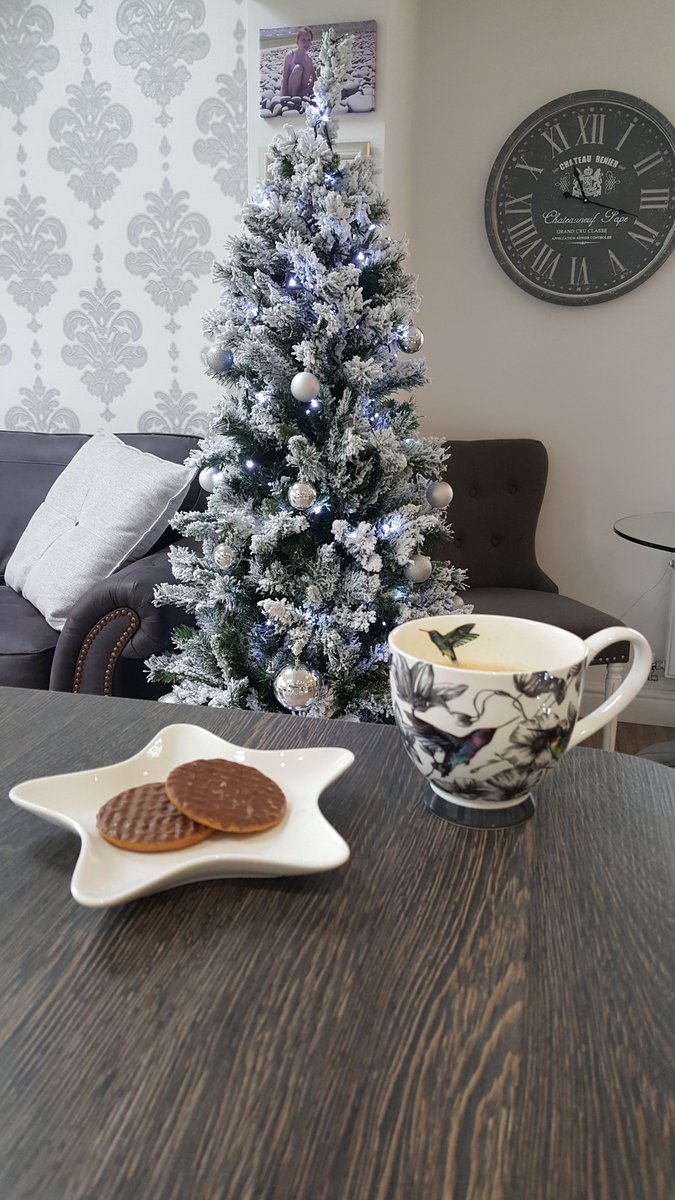 tracyethacker's tweet photo. Beats working ... ๐ #gettingreadyforsanta https://t.co/UciTkQdR2L