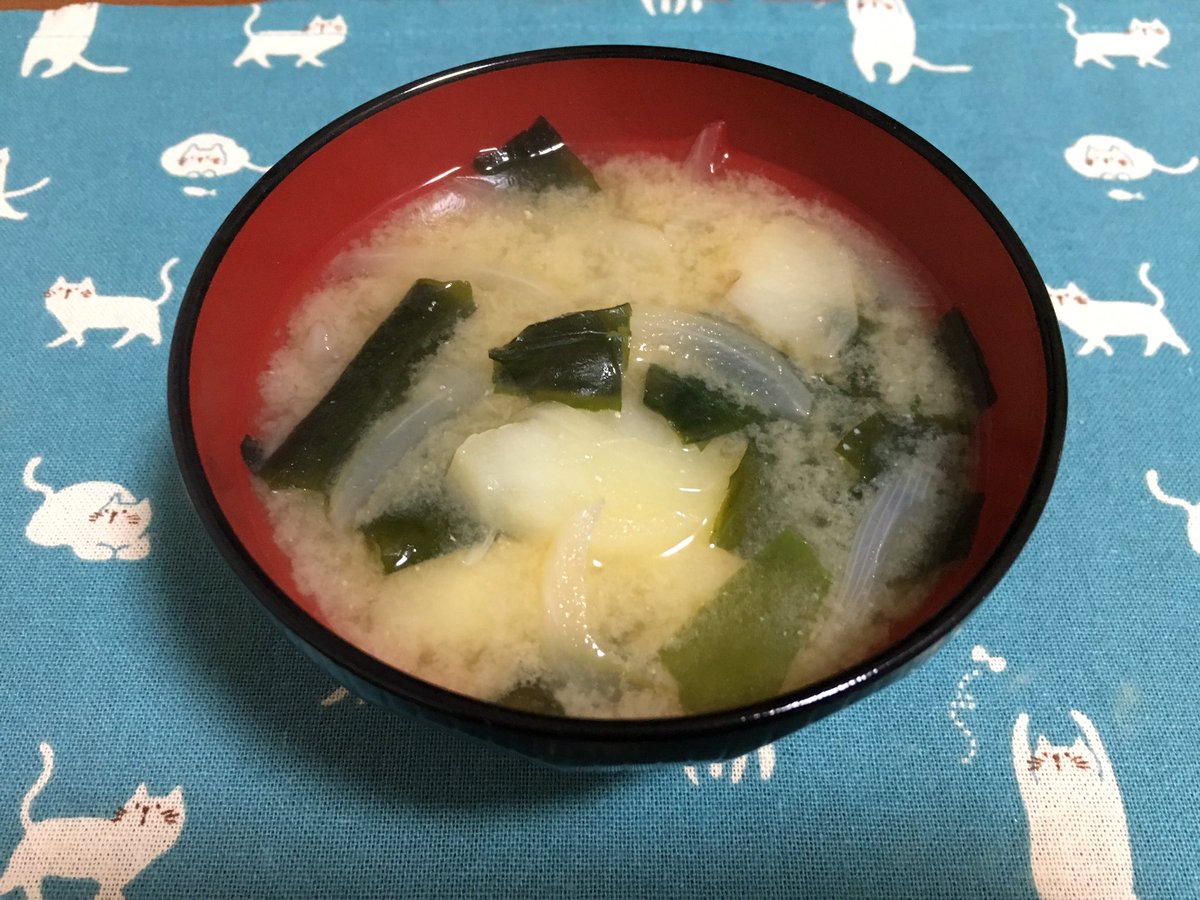 「みそ汁作った!じゃがいもと玉ねぎとわかめ〜お母さんっぽい味するよーー  しみる〜」|いしまいのイラスト