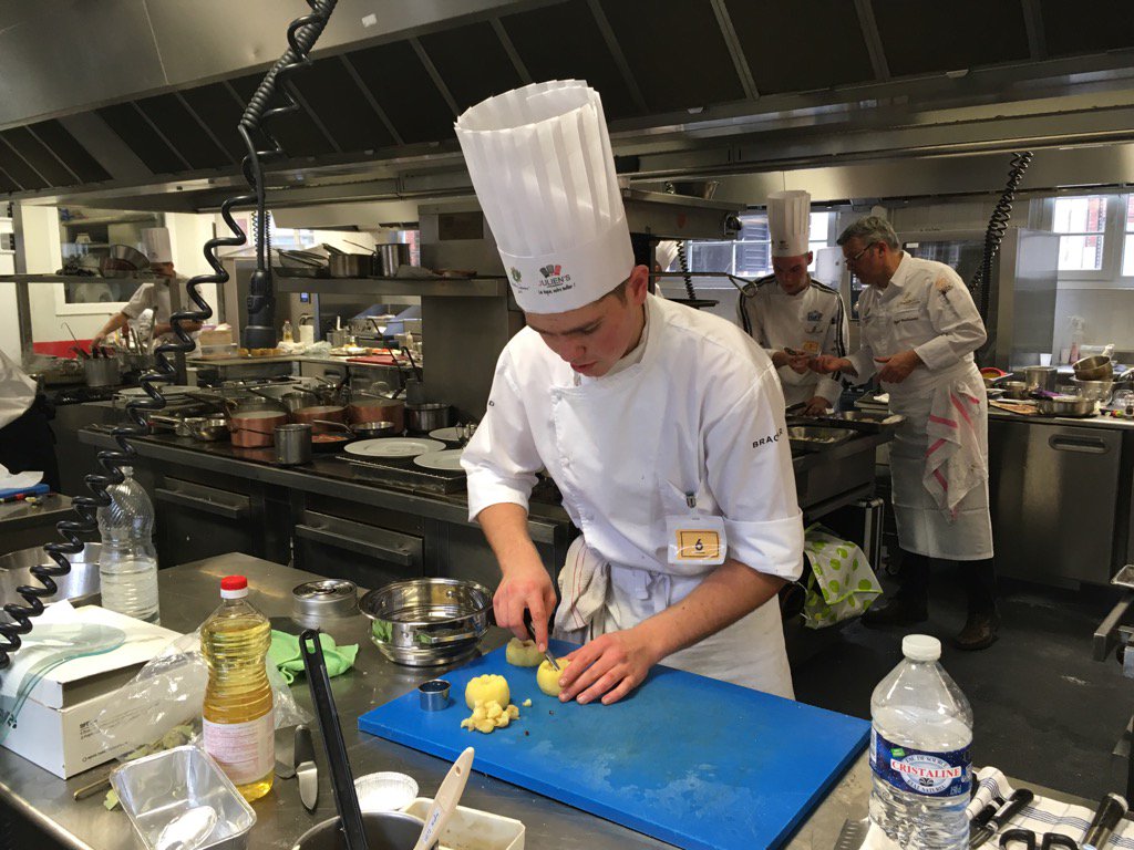 FERRANDIParis's tweet photo. Les finalistes du #Concours du #MeilleurApprentiCuisinier de France s'affairent dans les cuisines de #FERRANDIParis https://t.co/7xyFwHxp2r
