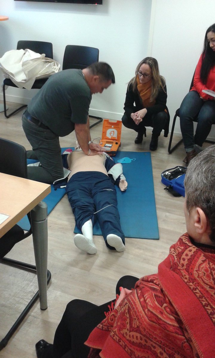 Super information sur l usage du défibrillateur à l #ARECS @GaelleWz <a href="/jessica01020505/">Jessica Saavedra</a> <a href="/ClemMeurisse/">Clemence MEURISSE</a> <a href="/Elouarghir/">El ouarghi</a> <a href="/AshELH/">achraf El-H</a> @AgatheThomas5