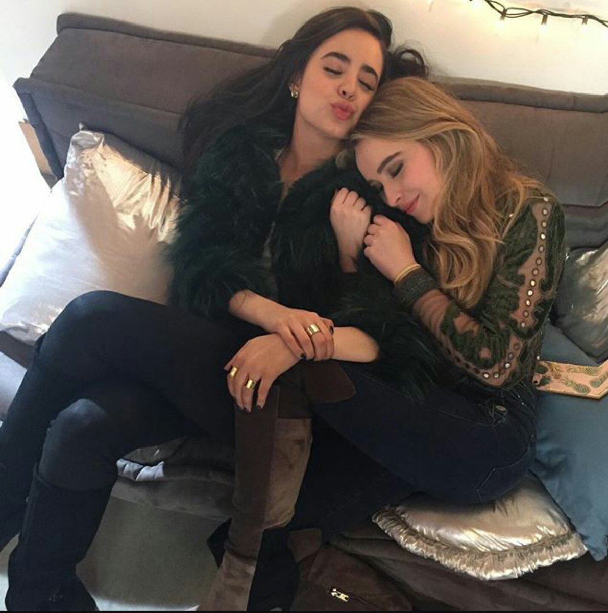 Me and @Evie_Grimhilde cuddling 💗