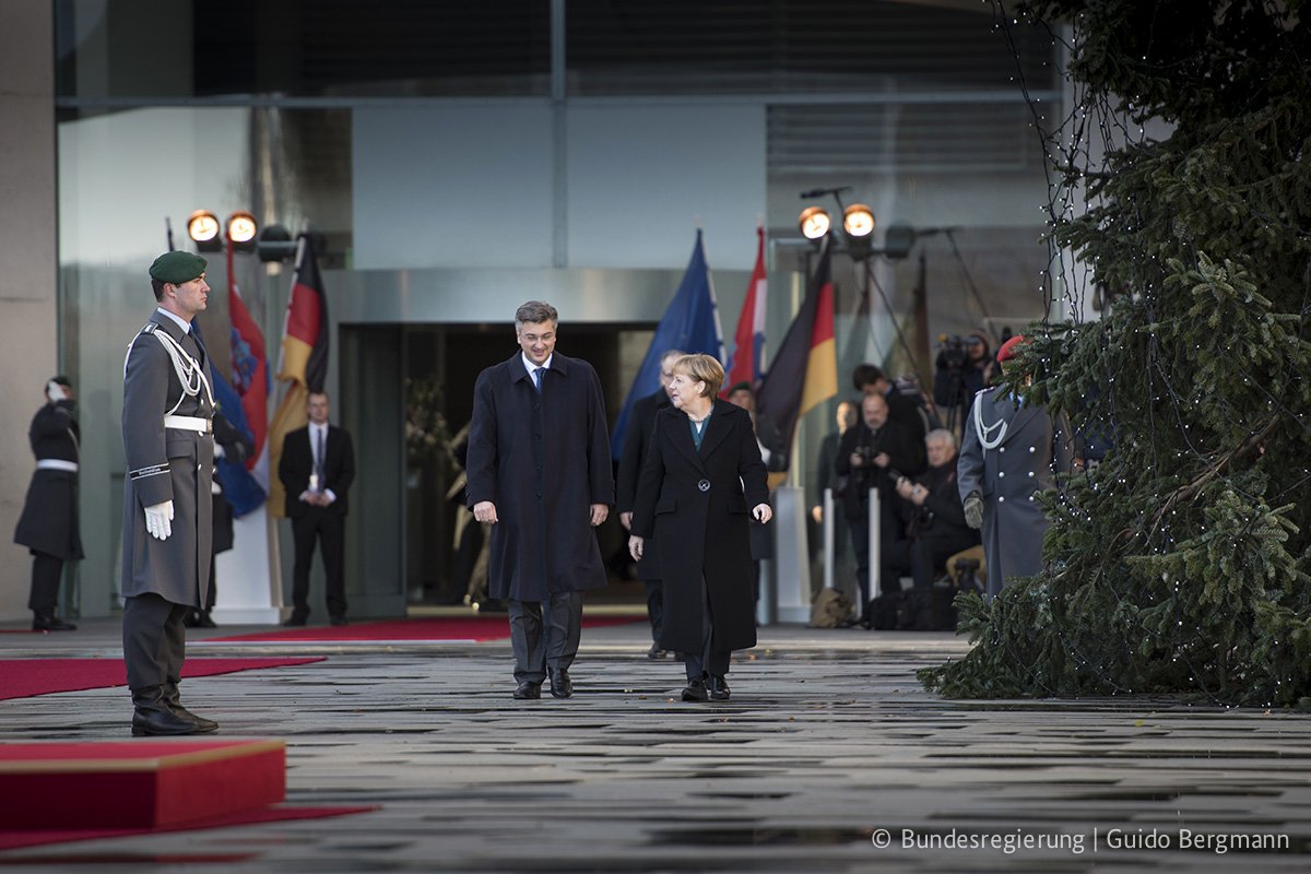 Angela Merkel uz vojne počasti(i božićno drvce) primila hrvatskog premijera Andreja Plenkovića CzeaGx_XcAAi6wR
