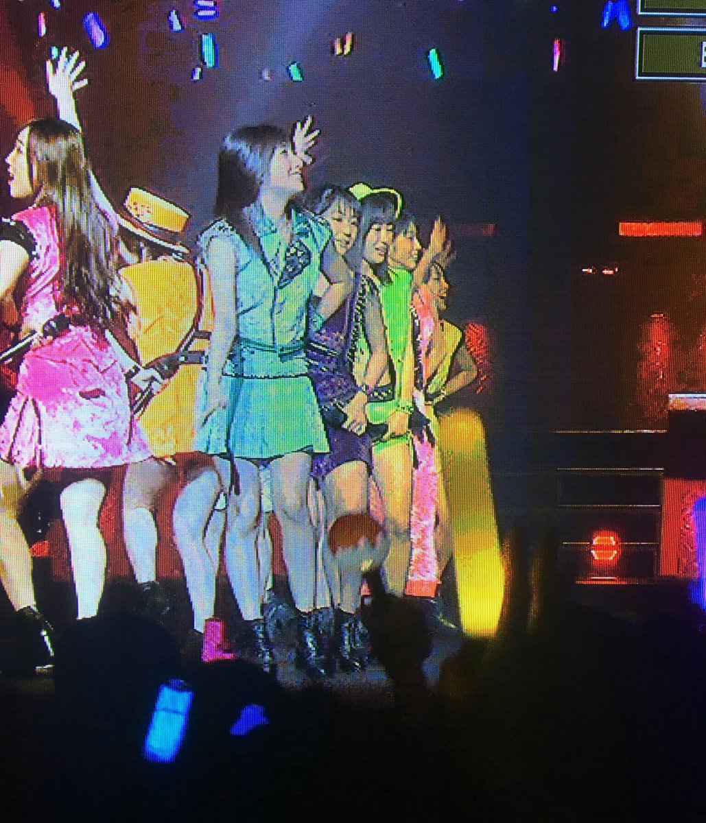 Johnnys_YURI_'s tweet photo. モー娘。コンサートにて真ん中で光り輝くたこ焼きペンラwwwwwwww https://t.co/lh3nxXO8Wc