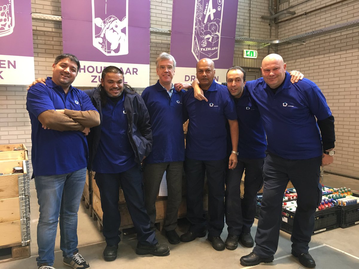 De Haags Groep is klaar om te beginnen! Zij helpen de hele middag met sorteren en tellen. #vb16 #omroepwest <a href="/omroepwest/">Omroep West</a>