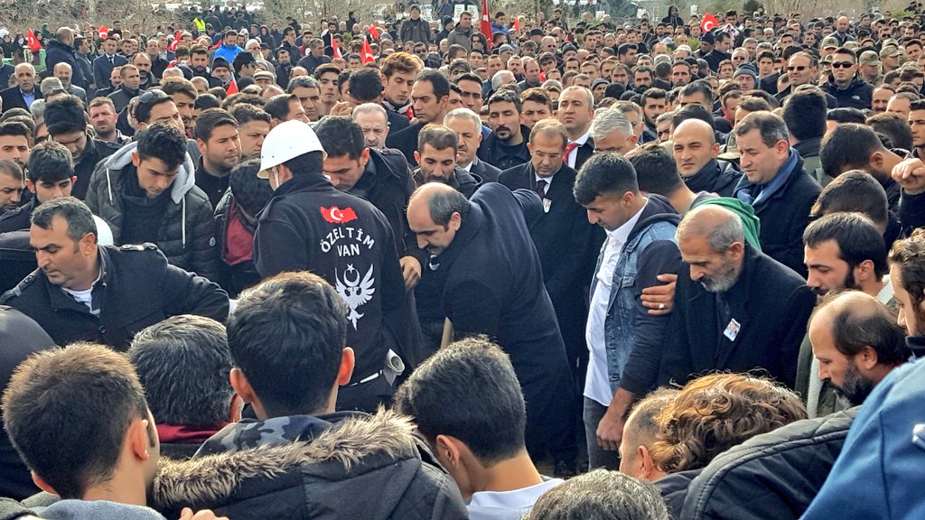 zahir_soganda's tweet photo. 10 binlerce vatandaşımızla Camiiden mezarlığa şehidimizi omuzlar üzerinde defnettik.Şehidimize birkez daha rahmet diliyor,terörü lanetliyorz https://t.co/4u2x2lcNnm