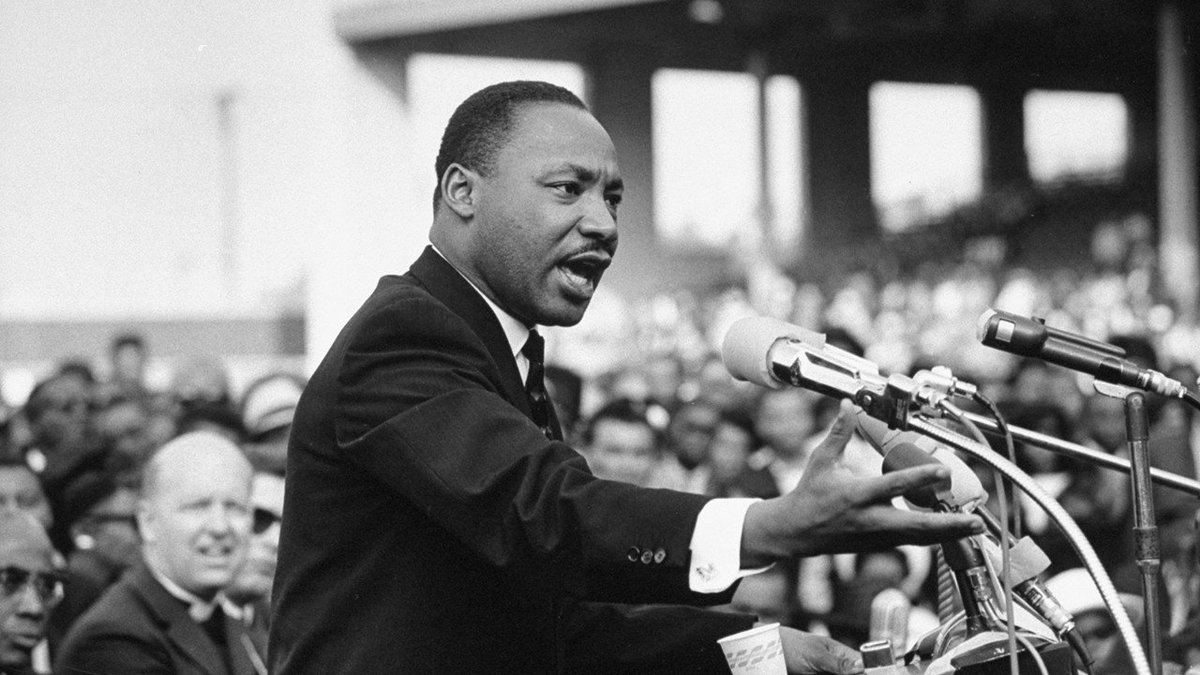 “Kuşlar gibi uçmayı, balıklar gibi yüzmeyi öğrendik, ancak kardeşçe yaşamayı unuttuk.” 

Martin Luther King