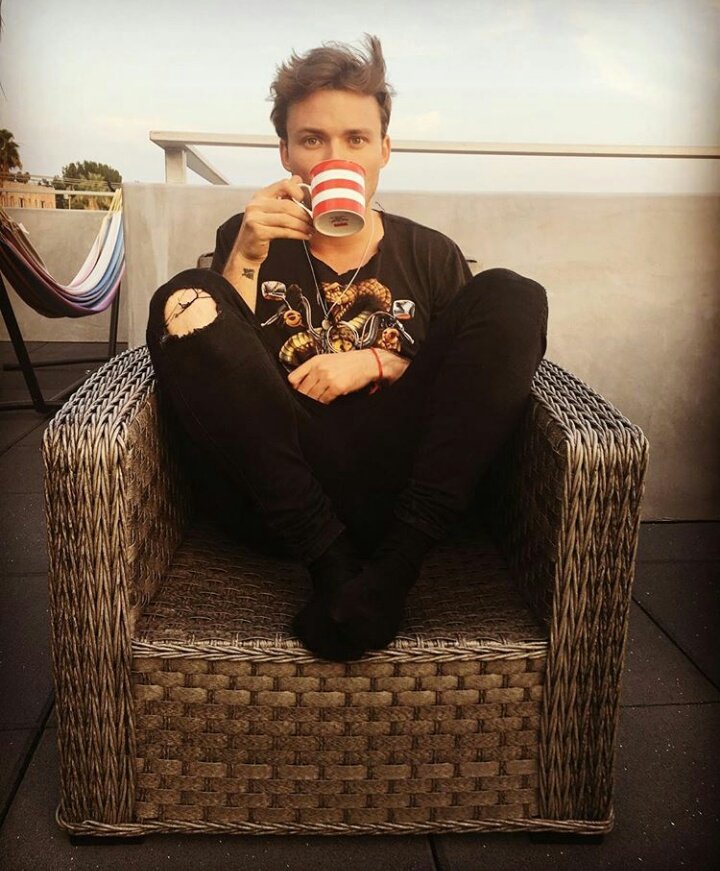 I'm Ashton! I'm new, rt?