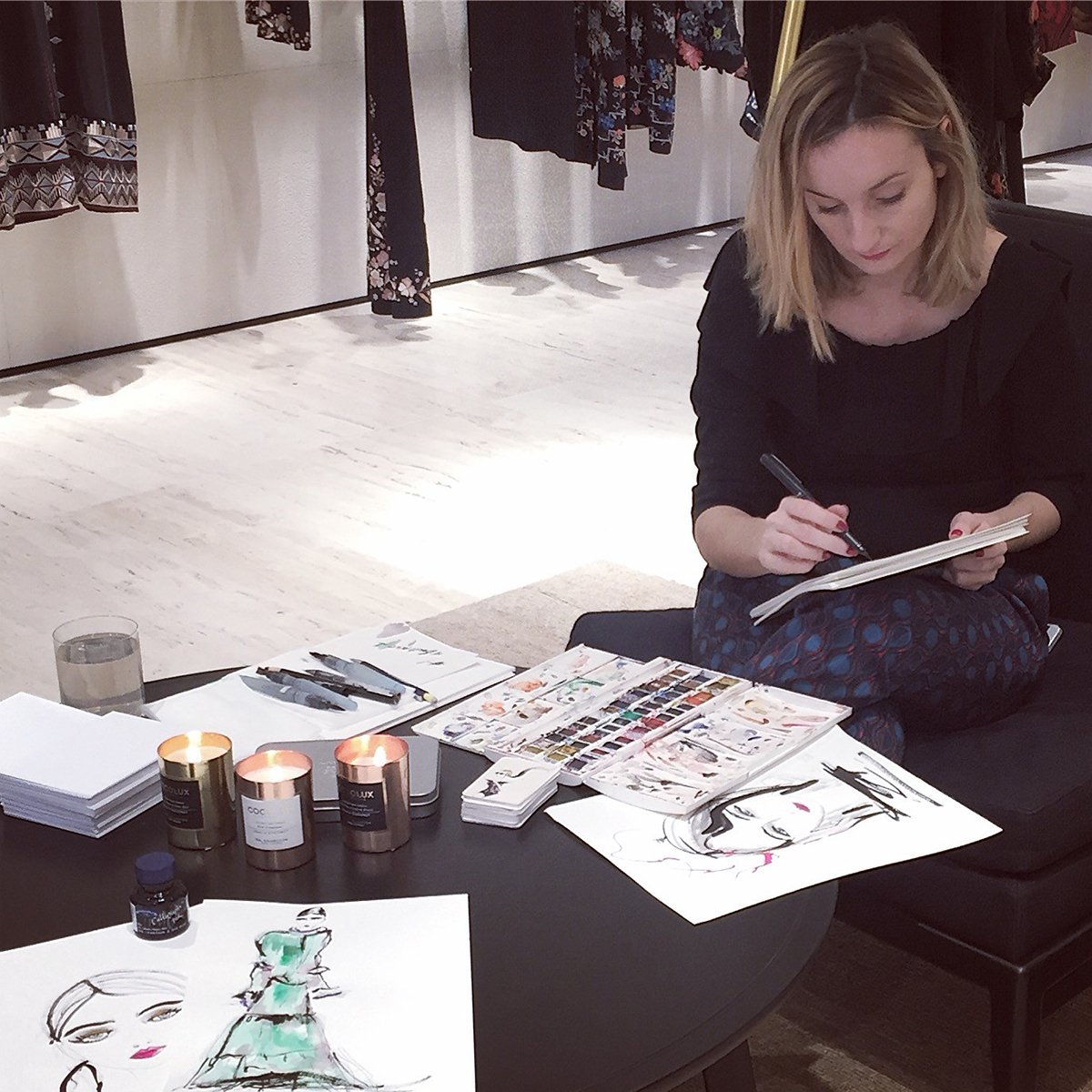 _illustrationX's tweet photo. @luandemy creates #fashion illustrations for #customers at a @Boutique_1   special #Christmas event #store #opening https://t.co/iwEwU99HJM https://t.co/RIQ4AWFGNr
