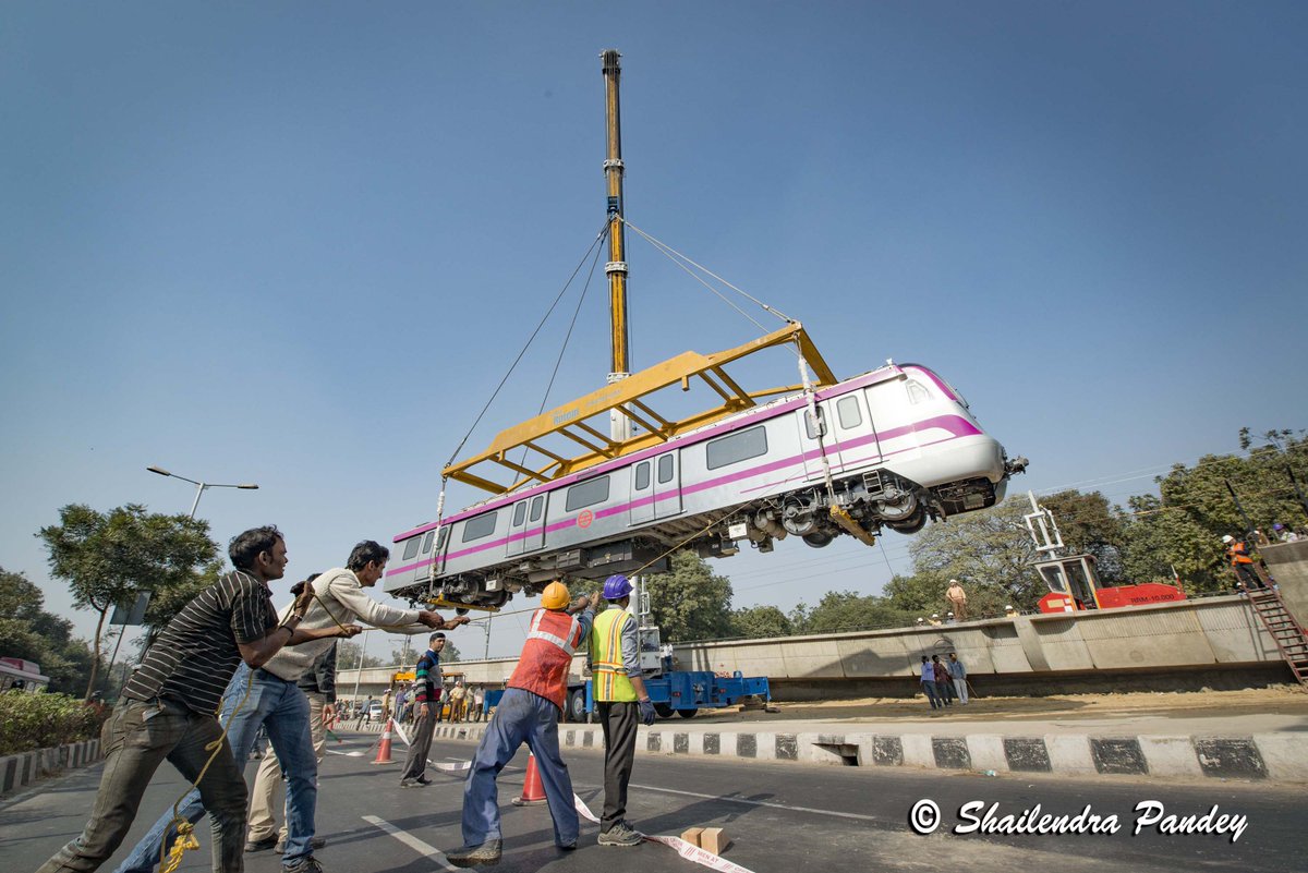 shailfilm's tweet photo. @DelhiMetro_Rail Unloading of new Metro train on #tracks with the help of cranes #DMRC #delhimetro #Metrotracks https://t.co/NsE3ayw0fu