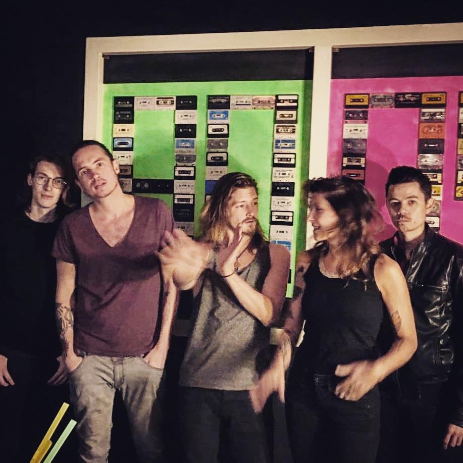 #BEVESTIGD: Komodo (de nieuwe band van <a href="/TommyEbben/">Tommy Ebben</a> en Gino Bombrini) komt 12 januari naar Stathe! facebook.com/events/9890731… #StatheSessie