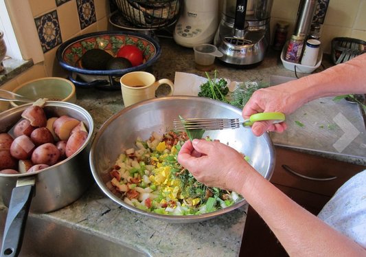 lorettelyttle's tweet photo. LOVE this #kitchengadget quick &amp; easy way to cut #herbs #christmasgiftforher - https://t.co/Qcs3G9xgCr - @alicialyttle https://t.co/7hLbINacCr