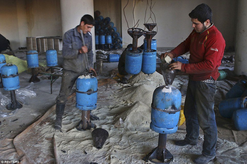 PetriKrohn's tweet photo. Did #Hanano bomb factory add #chlorine to #HellCannon shells?
Two holes:
1 fuze
2 valve for gas
https://t.co/leIz5yk1Z5 @MoonofA @BradRHoff https://t.co/1QO444jpd8