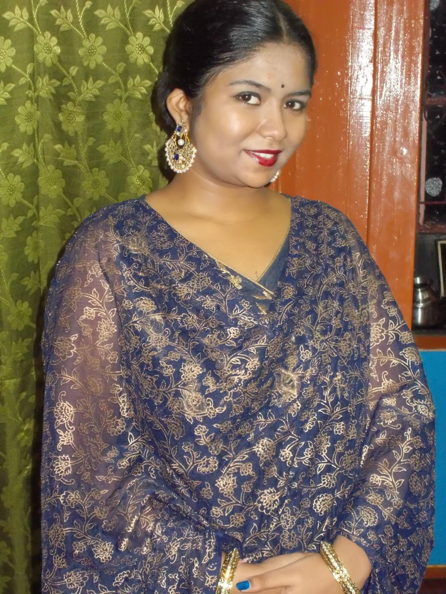 AnushkaDe18's tweet photo. Going to attend a wedding ceremony......guess who's style I copied??????? https://t.co/83NJDPhRGN
