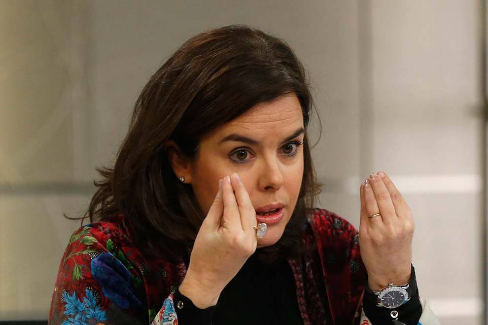 Ivanjode's tweet photo. Soraya Sáenz de Santamaría: "¡Asín de cosas te puedes comprar en el Primark por 10 euros!" https://t.co/Loqt9wtqEN