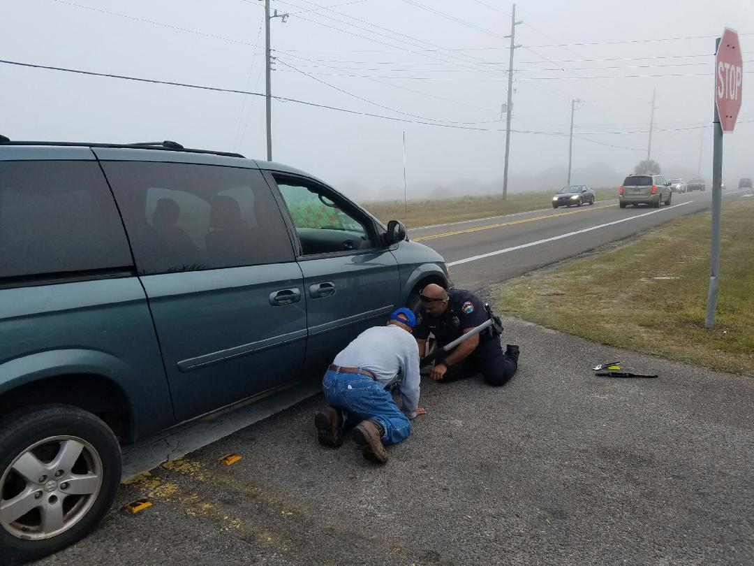 JamieWHPIO's tweet photo. @WHPoliceDept Officer Barratt helping fix a flat. #HonorInService https://t.co/1Ssv8lZO9q