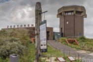 Bosbadderen's tweet photo. kom naar de winter-zeetoren #1e editie #strand #uitwaaien #kratten stapelen #lol https://t.co/jqpg4BREWg https://t.co/W5ic01IaQO
