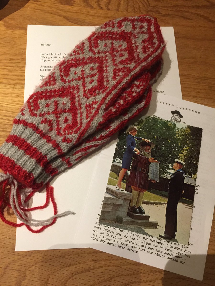 ANNROSMAN's tweet photo. Finaste vantarna dök upp i ett paket. Från en läsare som stickat dem under tiden som hon lyssnat på Vågspel. Tack snälla Astrid Rosengren! https://t.co/hxvTeAWCwN